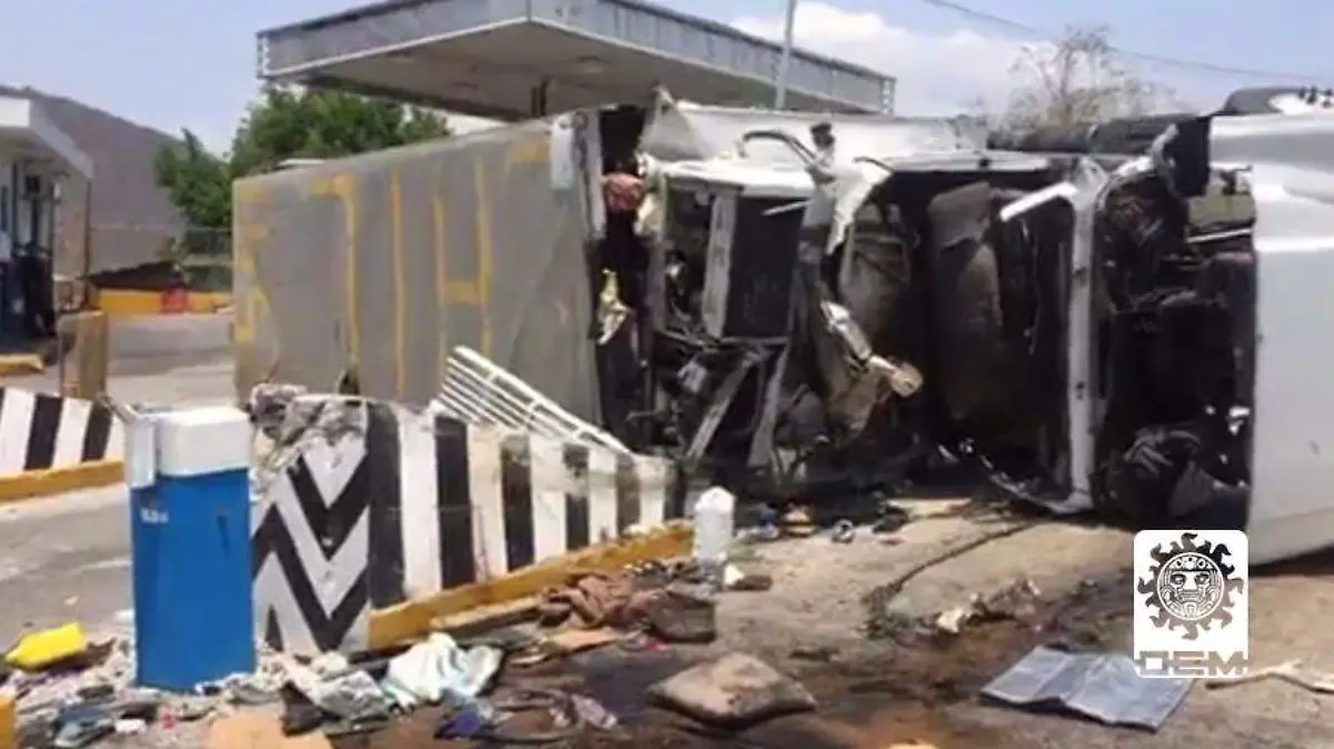 Iguala - Volcadura de Tráiler en la caseta paso morelos